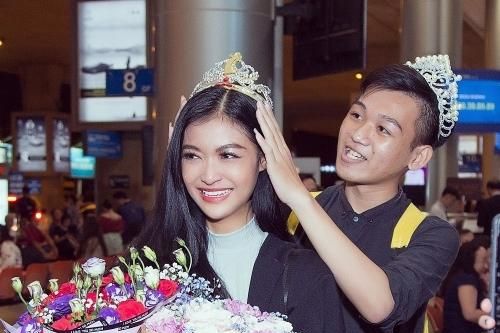 Á hậu Kiều Loan đội vương miện 'fanmade' ngày trở về