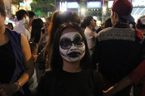 Cô gái 'khóc thét' khi nhìn thấy gương mặt 'dị' xuất hiện trên đường phố Hà Nội ngày lễ Halloween