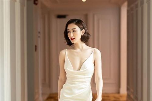Hà Thu 'đốt mắt' người nhìn với đầm trắng khoét sâu táo bạo, cắt xẻ ấn tượng