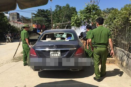 Bí ẩn xe Mercedes tiền tỷ vương vết máu bị bỏ ven đường