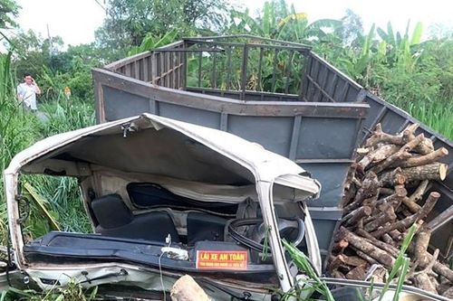 Xe tải chở gỗ lao xuống vực, 2 người mắc kẹt trong cabin