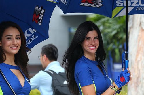 Bóng hồng 'thiêu đốt' đường đua Sepang tiếp lửa Rossi, Marquez