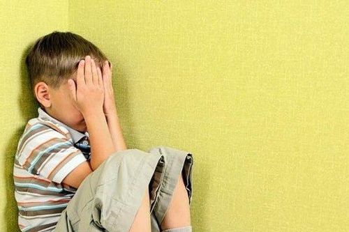 Giây phút ân hận của người bố khi từng bắt con cởi áo và cầm tấm biển ghi 'tôi là thằng ăn trộm'