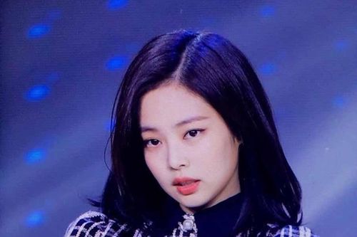 'Bùng nổ' visual tóc đen được cắt ngắn của Jennie Black Pink khiến fan thích thú