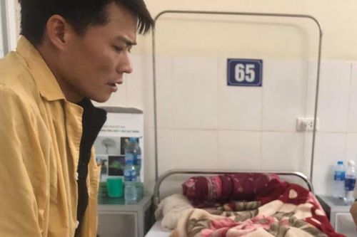 Đốt vàng mã cho người bà vừa mất, nam thanh niên mù mắt