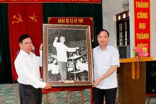 Các đồng chí Thường trực Tỉnh ủy dự sinh hoạt chi bộ khu dân cư