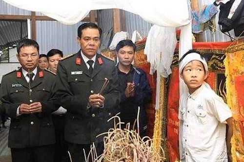 Lãnh đạo Công an tỉnh Hà Tĩnh trao số tiền 50 triệu đồng đến 2 cháu bé mồ côi