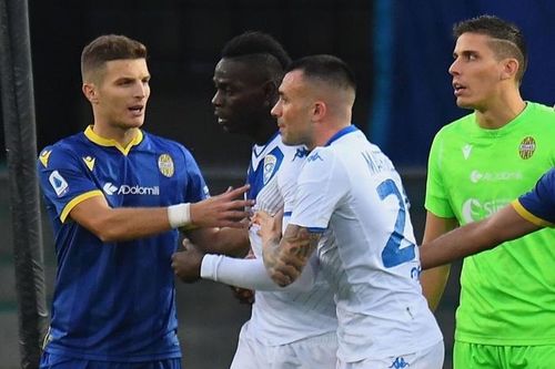 Bức xúc vì bị phân biệt chủng tộc, Balotelli suýt bỏ trận đấu