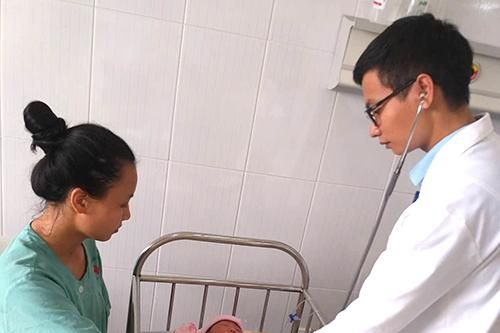 Phẫu thuật đưa ruột vào lại ổ bụng trẻ sơ sinh