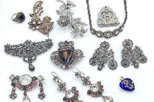 Bất ngờ tìm thấy kho báu trị giá hơn 3 tỷ đồng mà bà ngoại cất giấu từ 60 năm trước