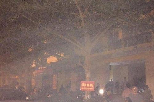 Chung cư bất ngờ bốc cháy, hàng ngàn cư dân chạy tán loạn