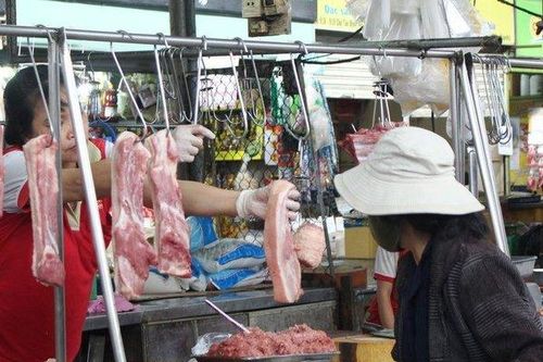 Thiệt hại 5,7 triệu con lợn vì dịch, dân có đủ thịt lợn ăn Tết năm nay?
