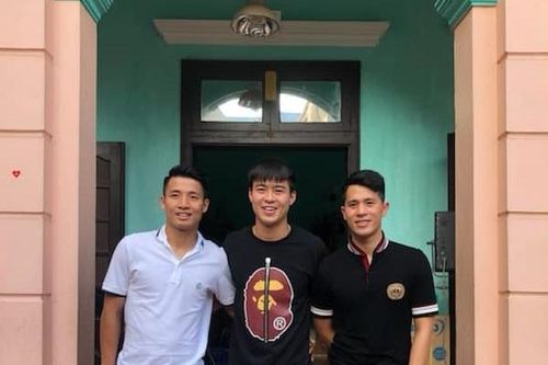 Cùng Đình Trọng, Bùi Tiến Dũng về thăm nhà Duy Mạnh