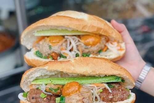 Bánh mì xíu mại trứng muối lạ miệng ở TP.HCM
