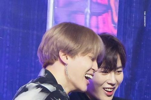 Jimin BTS tiếp tục chứng minh mình đúng là một người 'bạn nhà người ta'