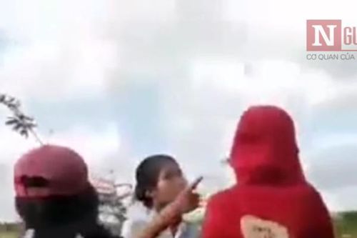 Vụ hai nữ sinh đánh nhau, hàng chục bạn cùng lớp reo hò: Vì sao không ai can ngăn?