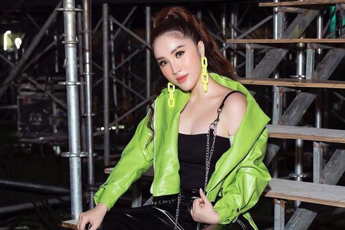 Bảo Thy thích mặc đồ nhiều màu, bó sát khoe vòng một