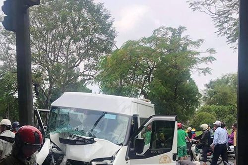 Xe chở khách du lịch gặp tai nạn, 5 người nhập viện cấp cứu