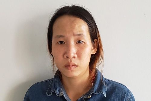 Bắt quả tang một phụ nữ mang thai nhận ma túy giấu trong hộp bánh trung thu