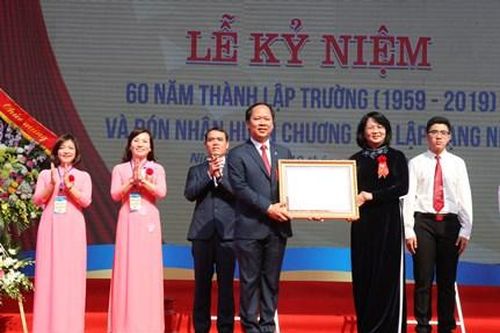 Trường THPT chuyên Lương Văn Tụy kỷ niệm 60 năm thành lập và đón nhận Huân chương Độc lập hạng Nhì