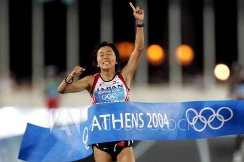 Mizuki Noguchi là người Nhật Bản đầu tiên rước đuốc Olympic Tokyo