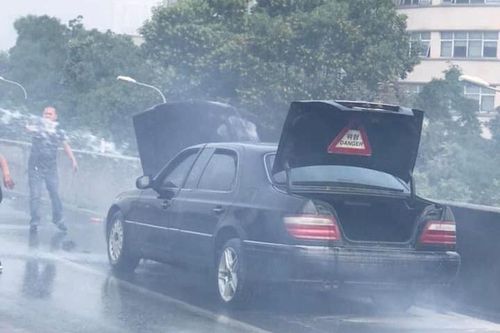 Ô tô Mercedes bốc cháy dữ dội trên đường vành đai 3 trên cao, tài xế bung cửa thoát thân