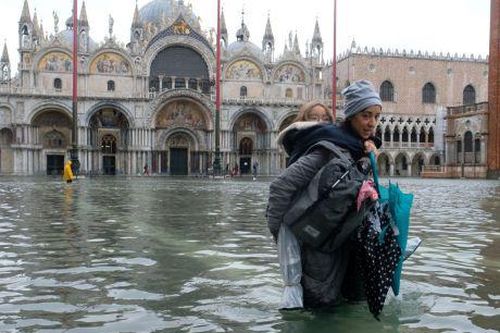 Khách du lịch bì bõm lội nước… khi tới Venice, Italy
