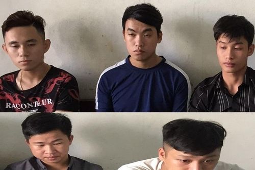 Bạn gái bị sàm sỡ, gã trai kéo đồng bọn chặn đường chém gục đối phương