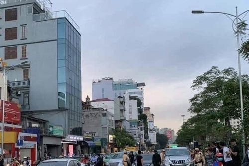 Tài xế ô tô đóng cửa cố thủ sau khi 'thông chốt' bất thành