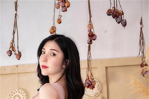 Thanh Bi diện áo tắm ren xuyên thấu khoe vóc dáng nuột nà