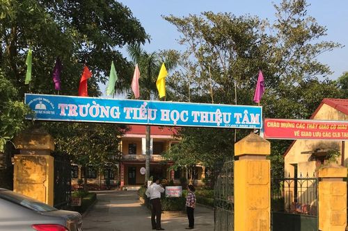 Giáo viên bất ngờ nhận quyết định chuyển đi trường khác