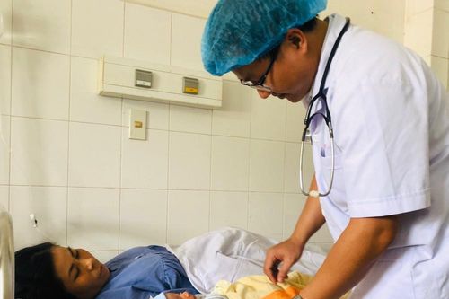 Cứu sống mẹ con sản phụ suýt chết vì sốt xuất huyết