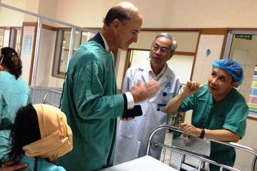 Giáo sư Mỹ đến Huế giúp mổ khối u quái hiếm gặp tại vùng mặt cháu bé 4 tuổi