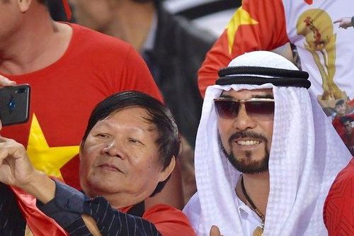 CĐV Việt Nam - UAE sánh vai chụp ảnh selfie trước trận quyết chiến