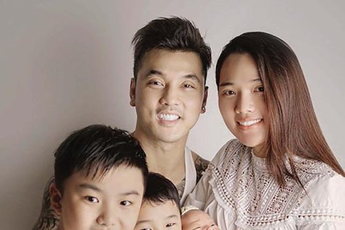 Ca sĩ Ưng Hoàng Phúc kể chuyện thay tã, bế con phụ vợ