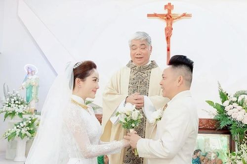 Bảo Thy trao lời hẹn ước với ông xã tại nhà thờ