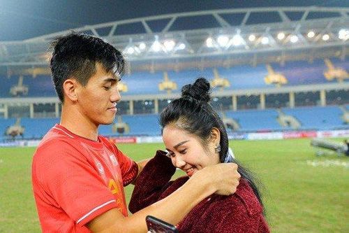 Cầu thủ Tiến Linh và mối tình đẹp với nữ giảng viên múa hơn 2 tuổi