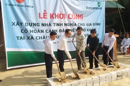 Vietcombank Vinh xây dựng nhà tình nghĩa cho gia đình đặc biệt khó khăn