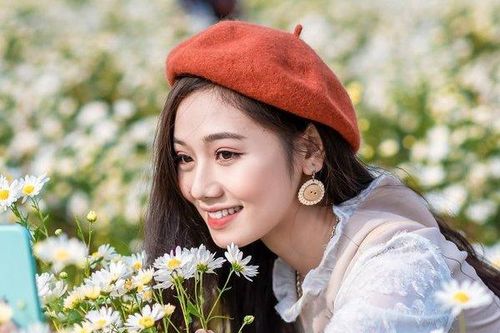 Chùm ảnh: Ngắm nhìn dàn thiếu nữ Hà Thành đọ sắc bên cúc họa mi