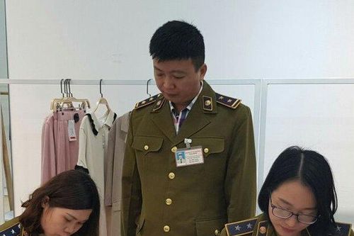 Tạm giữ nhiều sản phẩm gắn thương hiệu IFU nghi vi phạm nhãn hàng hóa