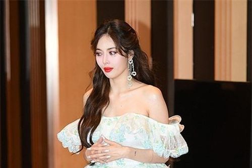 HyunA diện váy ngắn, trễ vai khoe vẻ gợi cảm khó cưỡng trên thảm đỏ