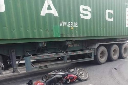 Va chạm với xe container, người phụ nữ đi xe máy tử vong