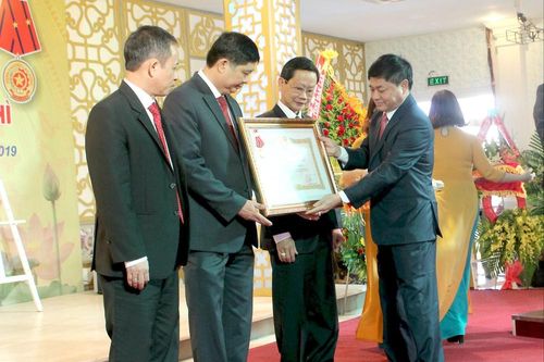 Sở Giáo dục và Đào tạo tỉnh Đắk Lắk đón Huân chương Lao động hạng Nhì