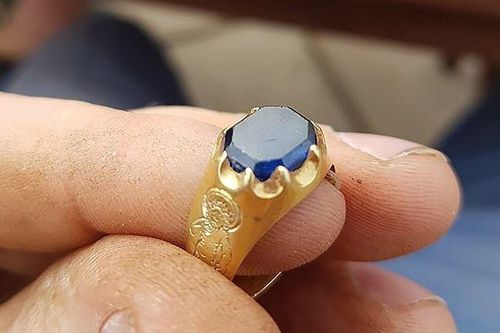 Đi chơi trong rừng, nhặt được chiếc nhẫn 1,5 tỷ