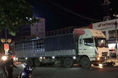 Xe tải đâm phương tiện dừng đèn tín hiệu khiến 2 người thương vong