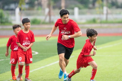 Sau trận gặp Thái Lan, Công Phượng đi truyền cảm hứng cho các cầu thủ tí hon