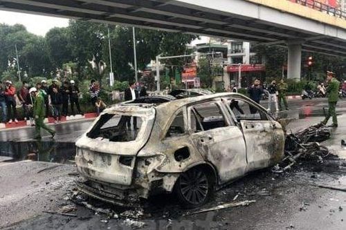 Chủ xe Mercedes bốc cháy khiến một người tử vong ra trình diện