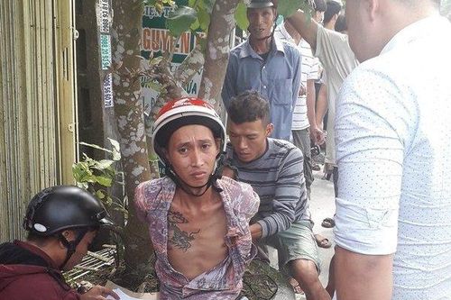 Trộm vỏ bia giữa trưa, gã đàn ông xăm trổ bị người dân bắt trói gốc cây