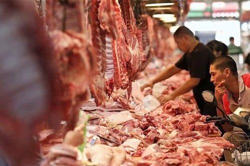 Thịt lợn tăng giá theo ngày, bà nội trợ mua về trữ đông ăn dần