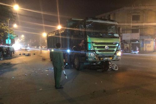 Đôi vợ chồng chết thảm sau tai nạn với xe tải trên QL32